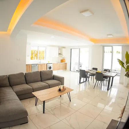 Vila Saturn Larnaca